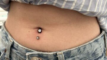 La pose du piercing arcade